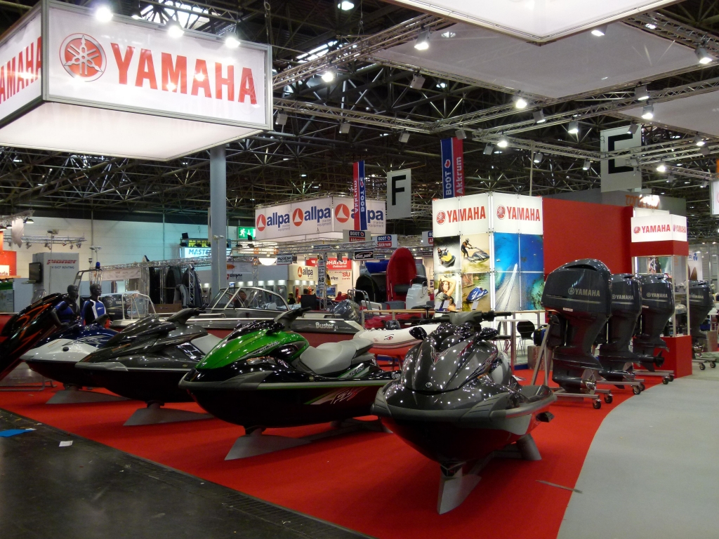 boot Düsseldorf 2012: Von Extrem-Ölzeug bis Marinemotor mit 1800 PS