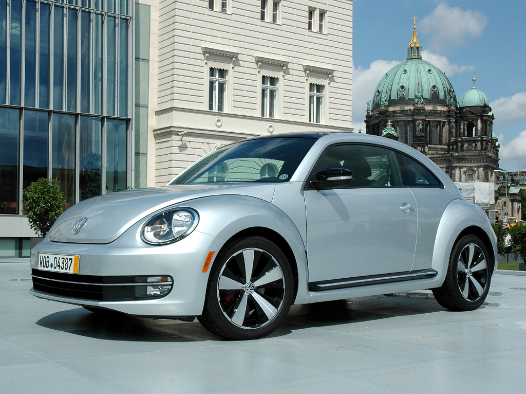 Auch der VW Beetle gehört zu den Baureihen, über die sich das neue Querkonzept erstreckt. 