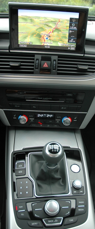 Audi A6: Blick auf den mittleren Armaturenträger mit Touchpad links unten neben dem Schalthebel.
