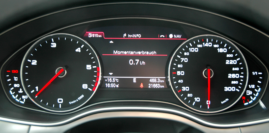 Audi A6: Blick durch den Lenkradkranz auf die Rundinstrumentierung.