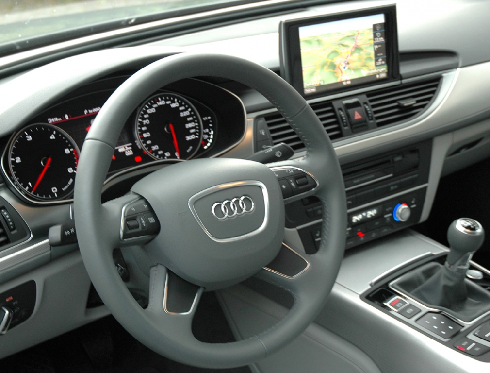 Audi A6: Blick ins wertig gestaltete Cockpit.