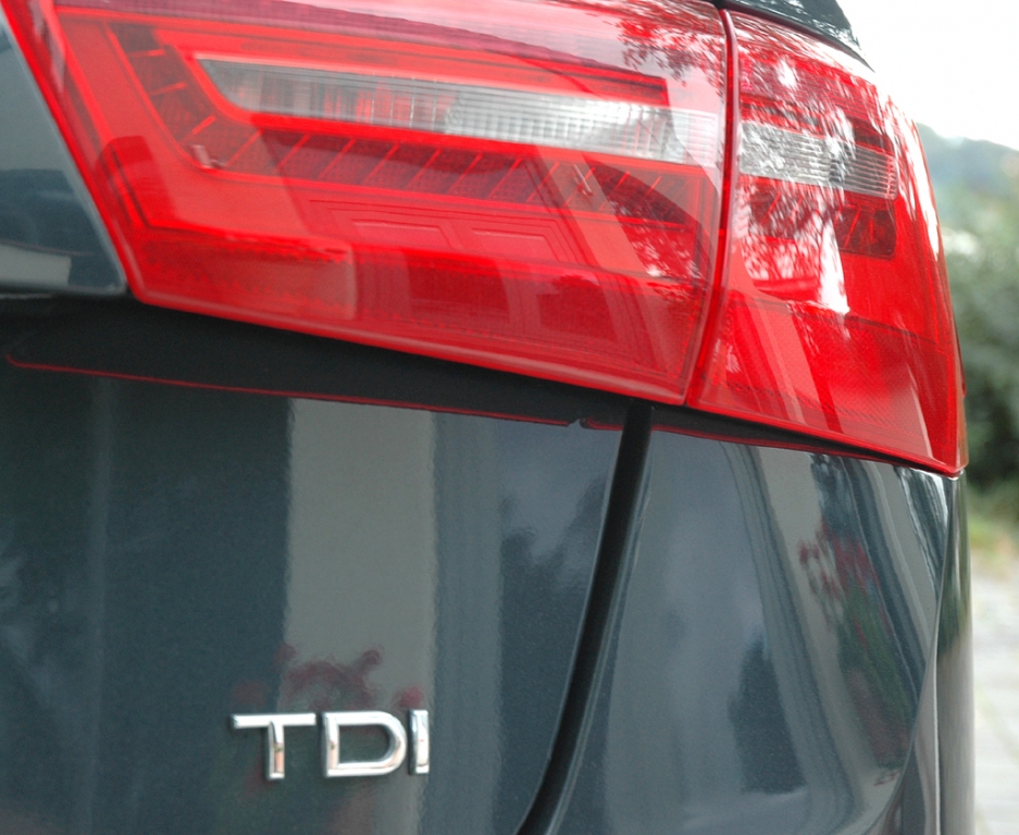 Audi A6: Moderne Leuchteinheit hinten mit Motorisierungsschriftzug.