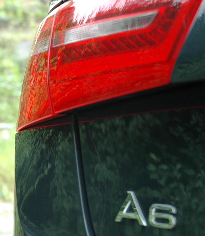 Audi A6: Moderne Leuchteinheit mit Modellschriftzug hinten.