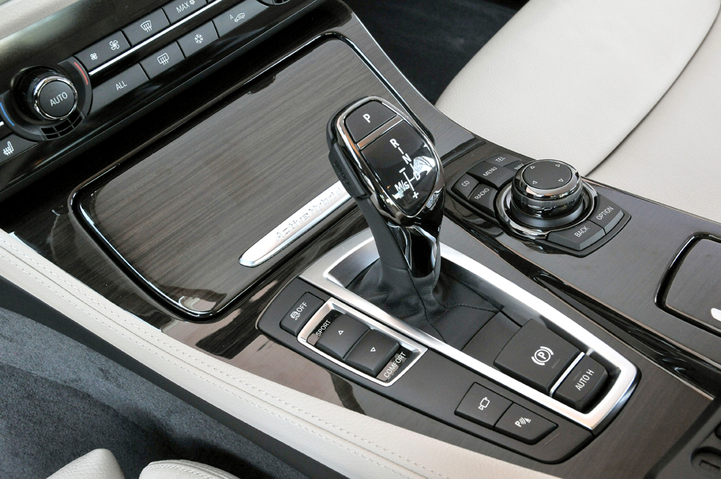 BMW ActiveHybrid 5: Blick auf Getriebewählhebel und Bedieneinheiten auf dem Mitteltunnel. 