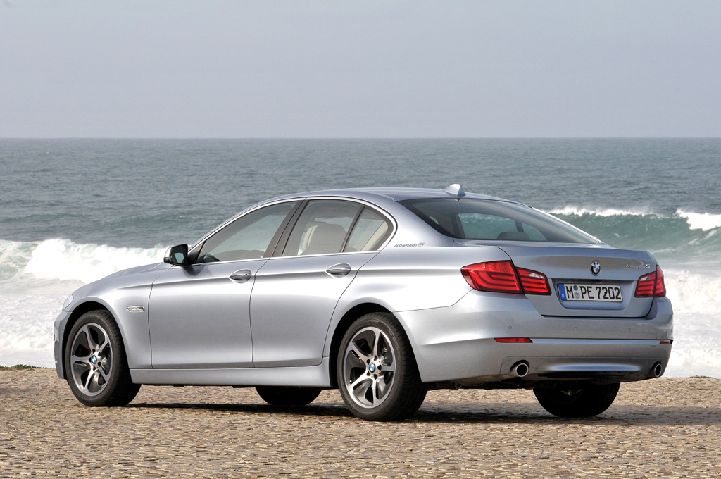 BMW ActiveHybrid 5: Blick auf die Fahrerseite. 