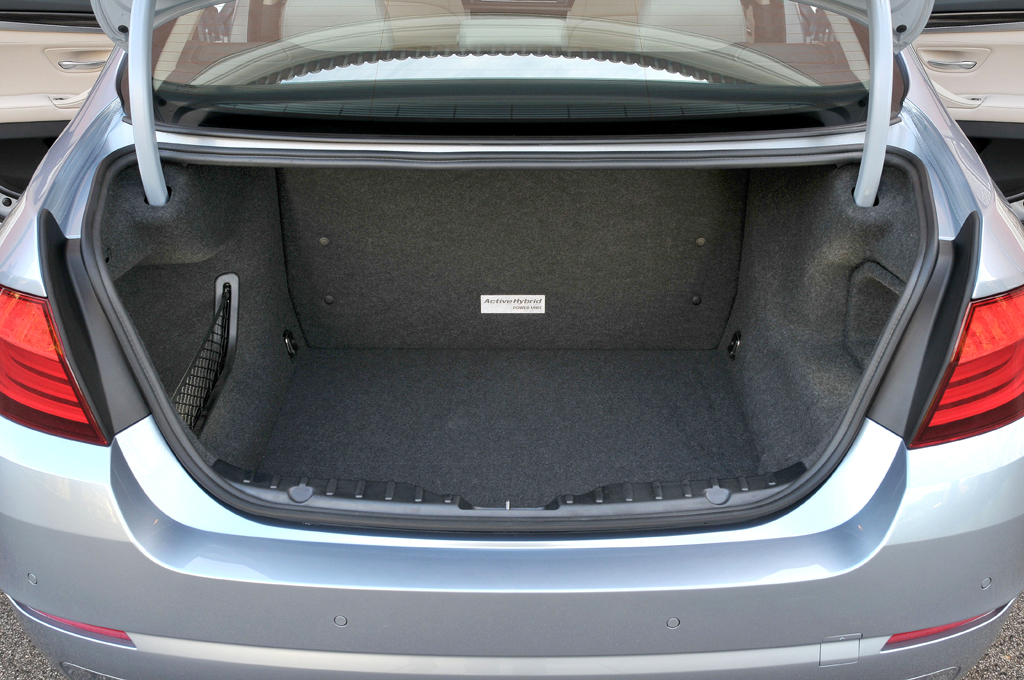 BMW ActiveHybrid 5: Blick in den Kofferraum. 