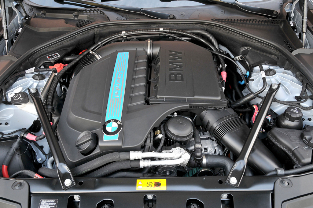 BMW ActiveHybrid 5: Blick unter die Motorhaube des 5er mit Doppelherz. 
