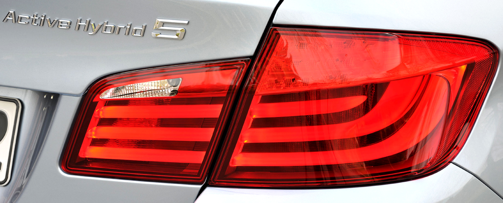 BMW ActiveHybrid 5: Moderne Leuchteinheit am Heck mit Motorisierungsschriftzug. 