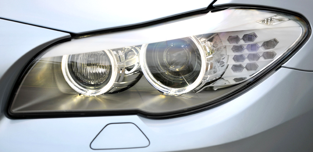 BMW ActiveHybrid 5: Moderne Leuchteinheit vorn. 