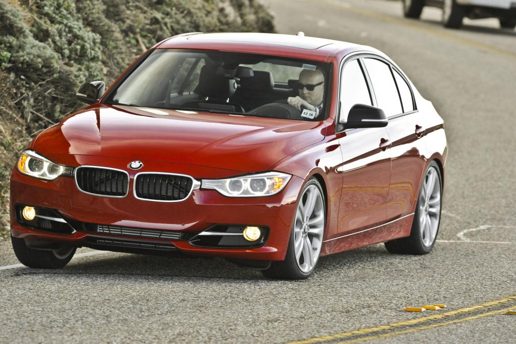 Bis zum 328i hinauf sitzen jetzt Vierzylinder-Motoren unter der Haube des neuen 3er