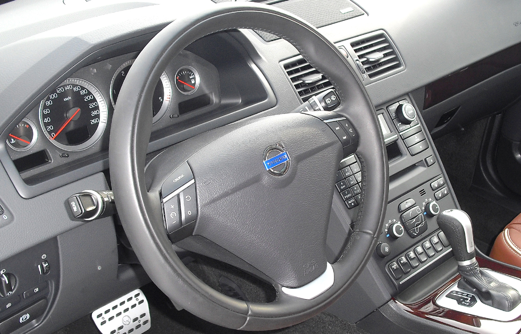 Blick ins Cockpit des großen Premium-SUV der Schweden. 