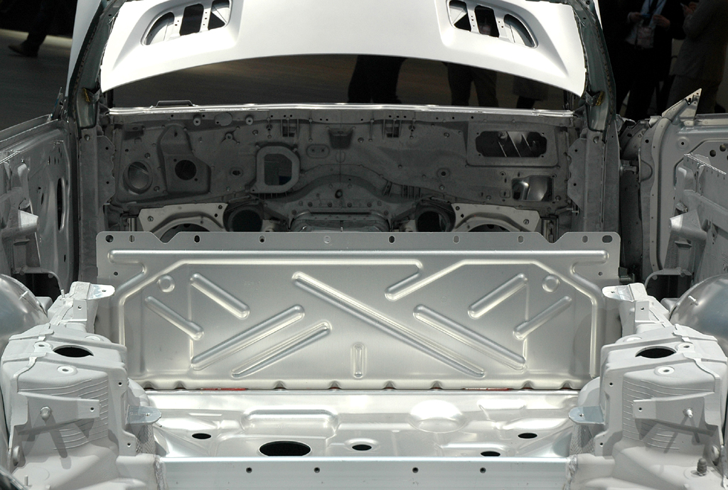 Blick von hinten über die erste Rohkarosserie aus Vollaluminium. 