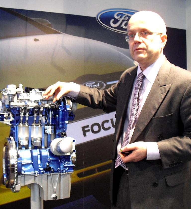Chefentwickler Dr. Thomas Zenner an dem kompakten 1,0-Liter-Aggregat. 