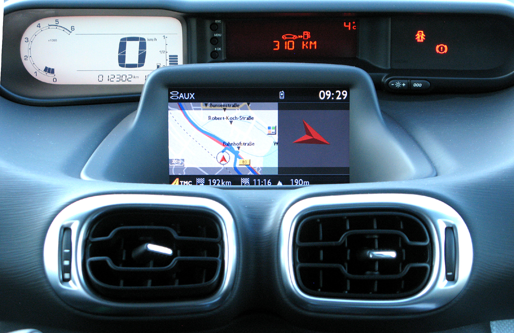 Citroën C3 Picasso: Blick auf das Zentraldisplay über dem mittleren Armaturenträger. 
