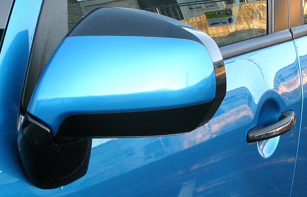 Citroën C3 Picasso: Blick auf den Außenspiegel auf der Fahrerseite. 