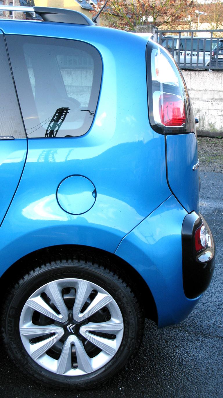 Citroën C3 Picasso: Blick auf den Übergang von der Fahrerseite in den Heckbereich. 