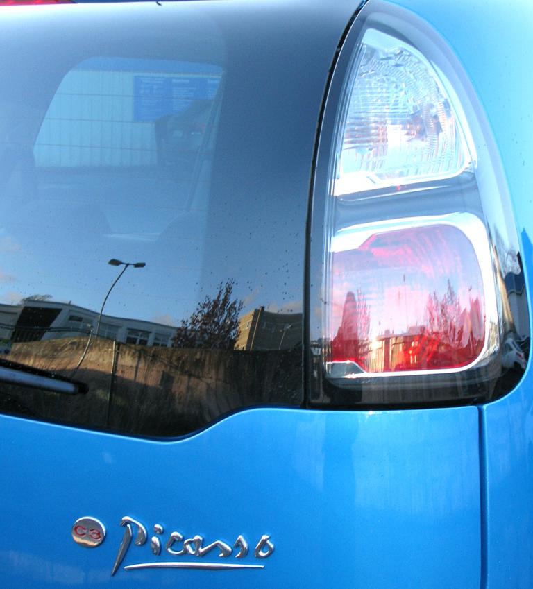 Citroën C3 Picasso: Moderne Leuchteinheit hinten mit Modellschriftzug auf der Heckklappe. 
