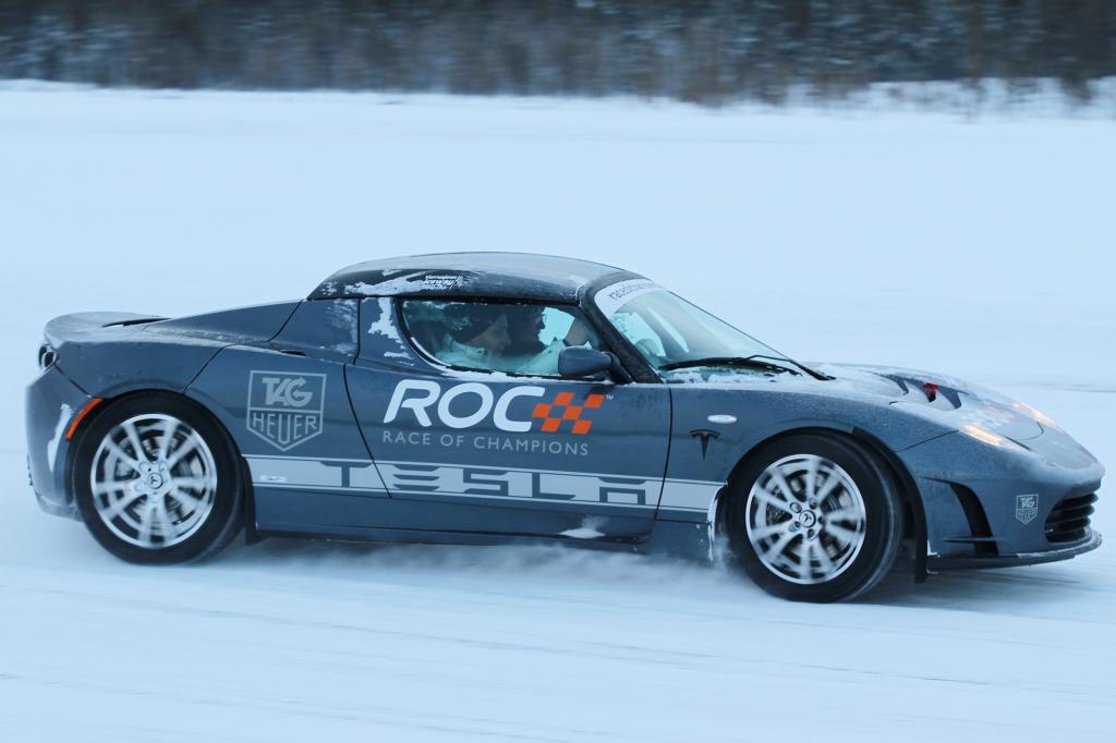 Das Raumgefühl in dem ohnehin schon kleinen Roadster mutet fast klaustrophobisch an