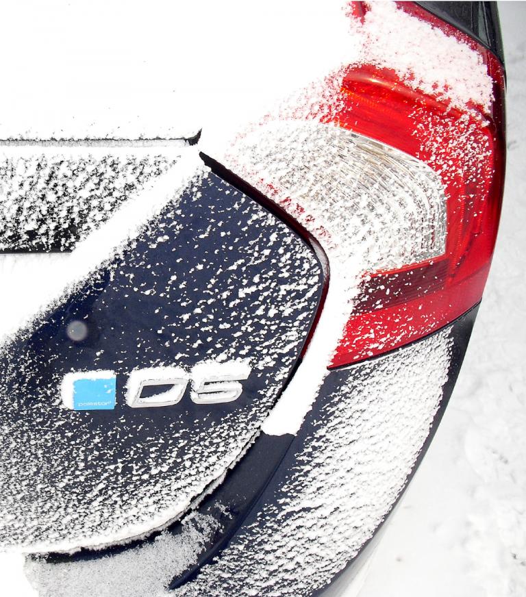 Das blaue Logo links steht für Volvos Performance-Partner Polestar. 
