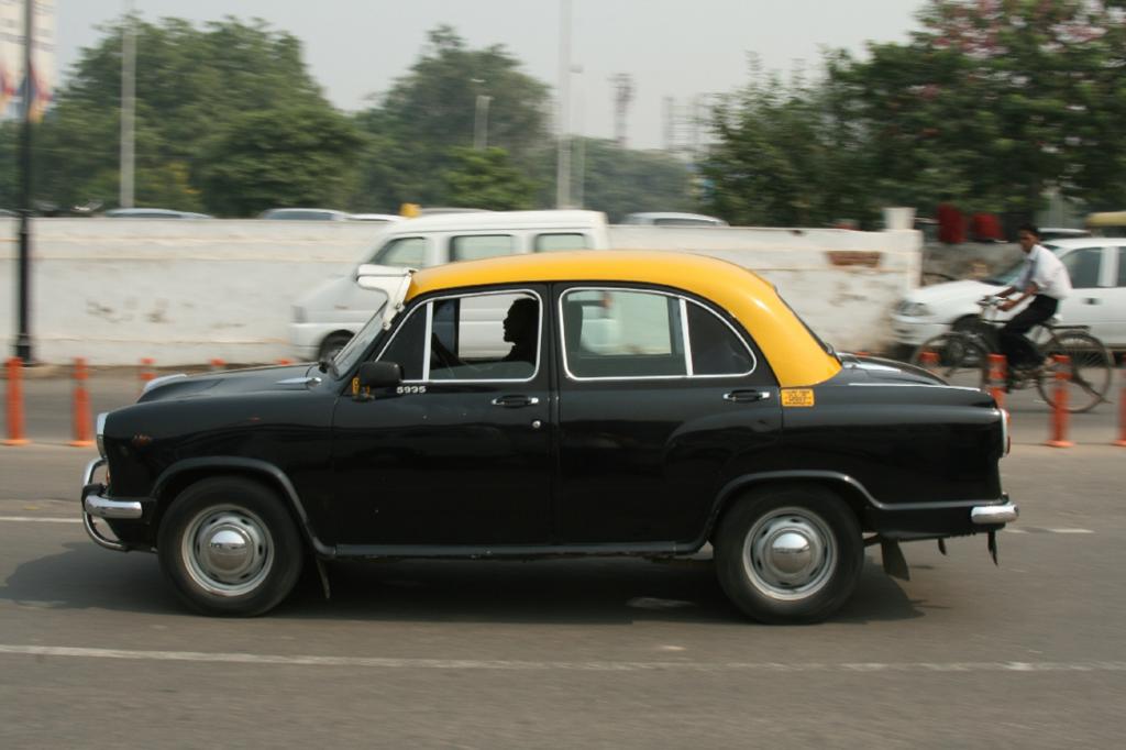 Der Ambassador geht direkt und ohne Umwege zurück auf den Morris Oxford