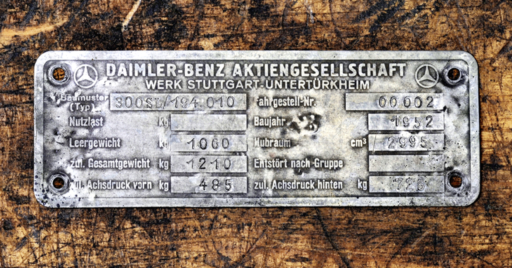 Die Originalplakette mit der Fahrgestellnummer 00002 oben rechts. 
