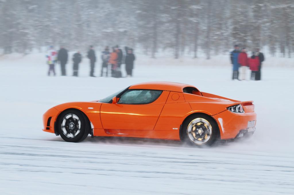Die Reifen sind mit Spikes ausgestattet
