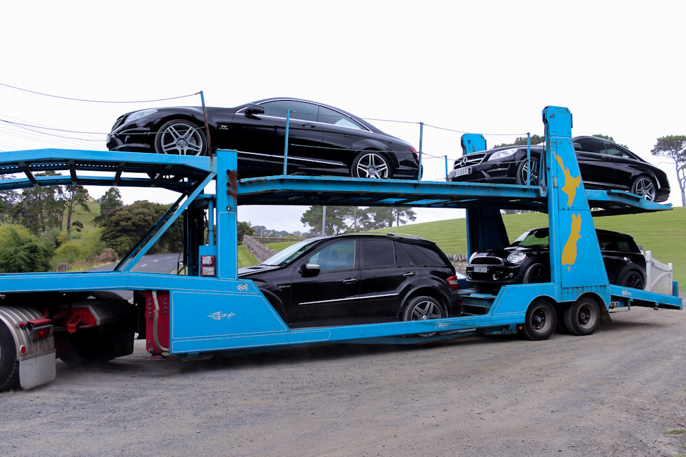 Die zwei AMG CL, ein AMG ML 63 sowie ein Mini Cooper S beim Abtransport.