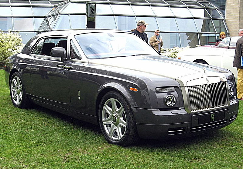 Edler Brite: auch ein Rolls-Royce Phantom Drop Head Coupe war mit in der Sammlung. Bescheidenes Kennzeichen: 