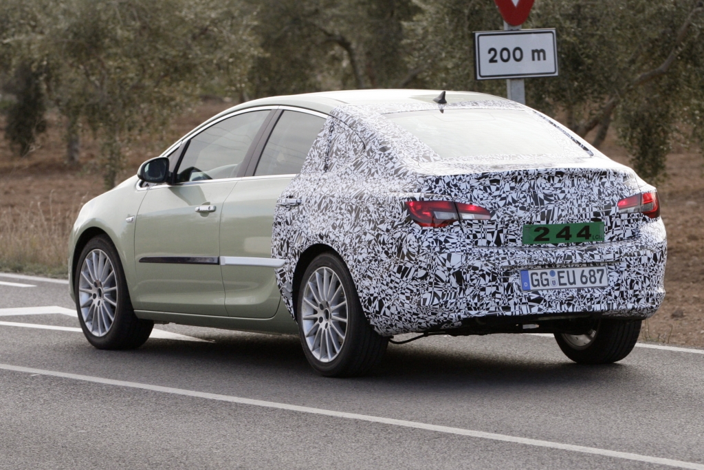 Erwischt: Erlkönig Opel Astra Stufenheck