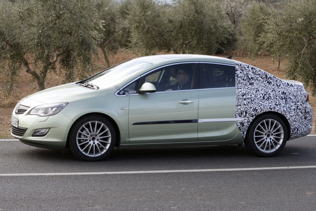 Erwischt: Erlkönig Opel Astra Stufenheck