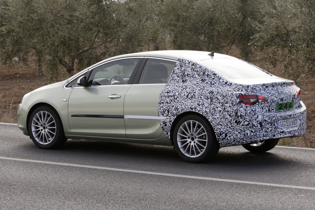 Erwischt: Erlkönig Opel Astra Stufenheck
