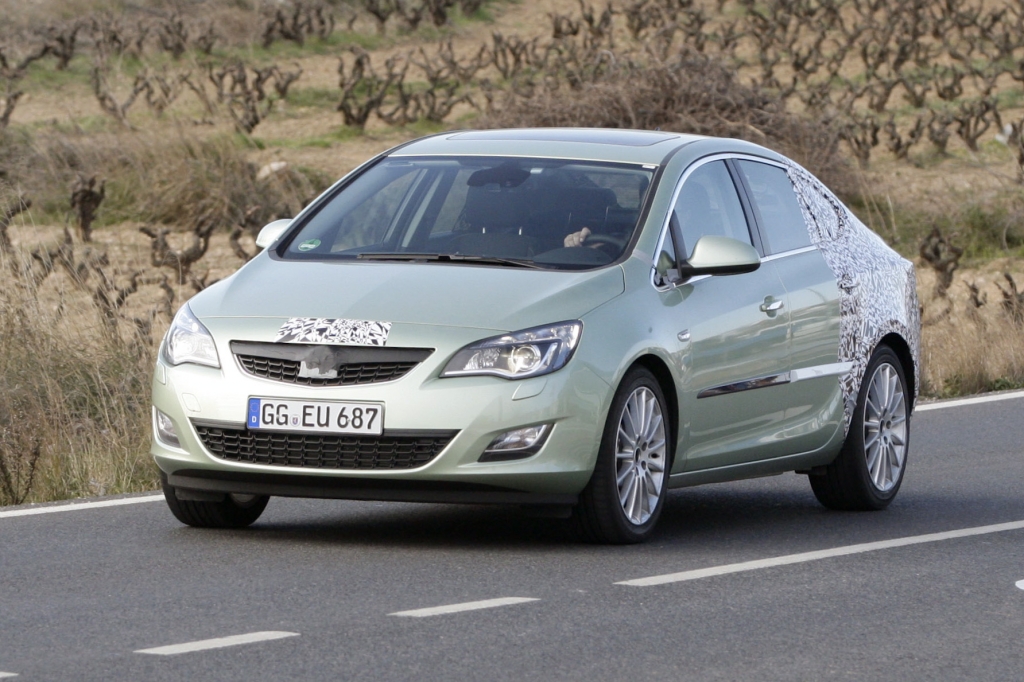 Erwischt: Erlkönig Opel Astra Stufenheck