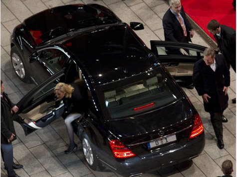 Ex-Präsident Wulff mit Frau Bettina und seiner Dienstwagen-S-Klasse Quelle: dpa 