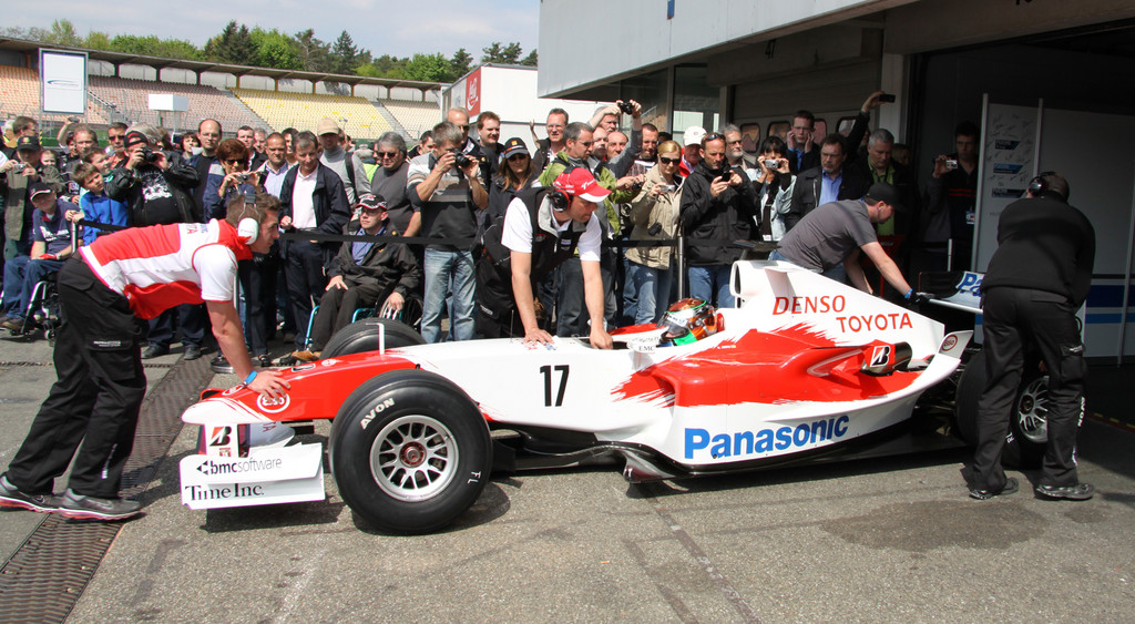FNT bringt Toyota-Formel-1-Wagen zurück auf der Rennstrecke