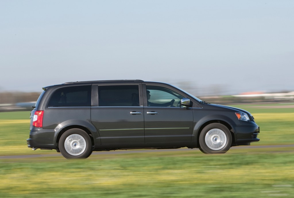 Fahrbericht Lancia Voyager 2.8 CRD: Spaziergang durch den Raumgleiter