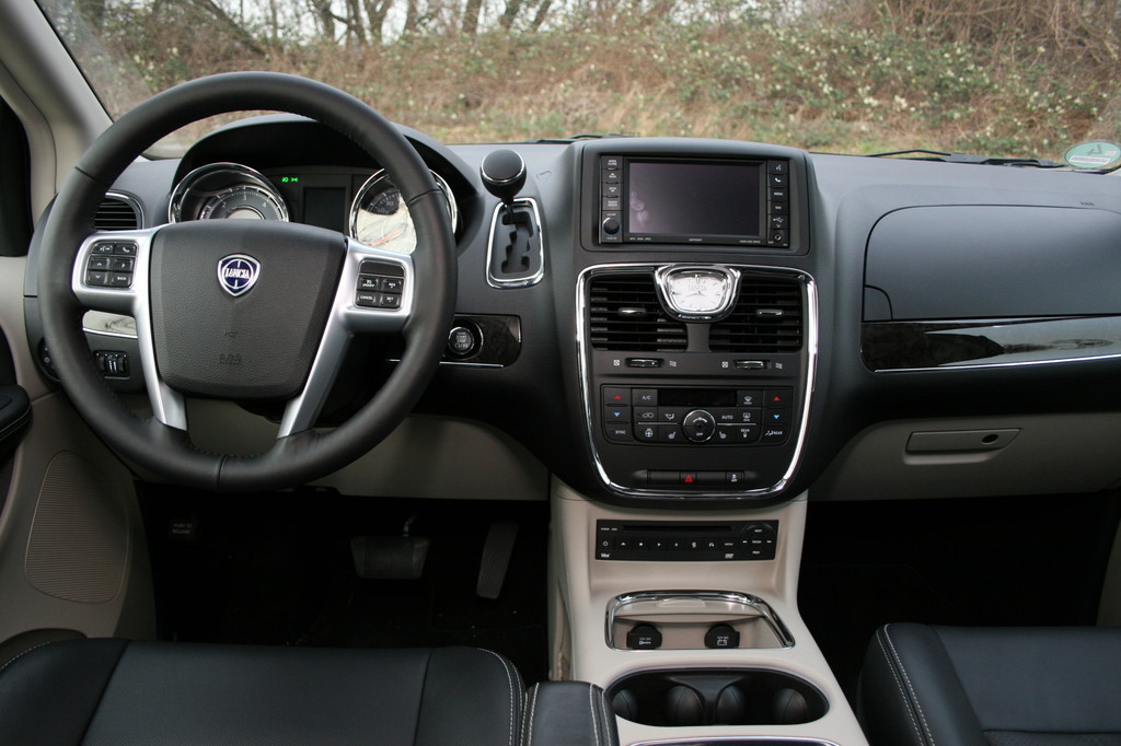 Fahrbericht Lancia Voyager 2.8 CRD: Spaziergang durch den Raumgleiter