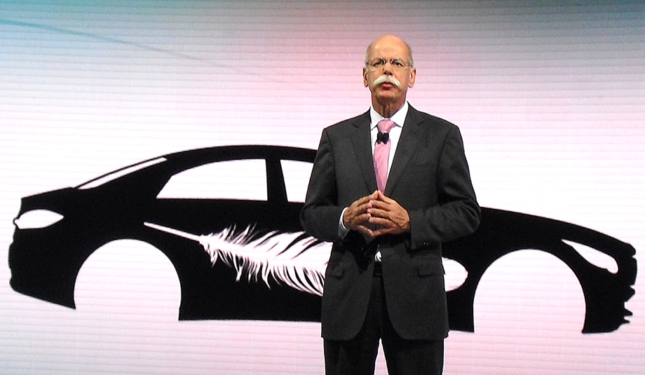 Federleicht: Daimler-/Mercedes-Chef Zetsche stellt in Detroit den SL vor.