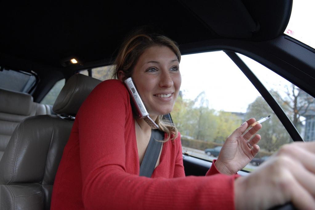 Gefährliches Multitasking beim Autofahren