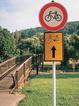 Hinweisschilder für Fahrradfahrer in Luxemburg Quelle: ADAC