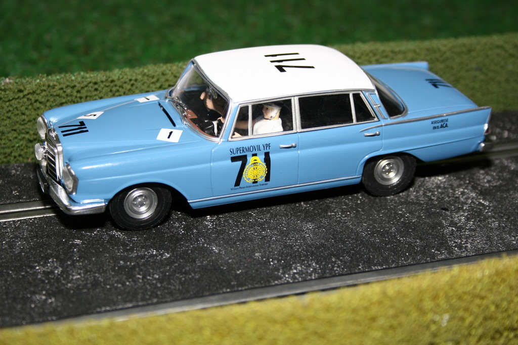 Im Slot: Revell hat mit dem MB 220 SE ein Siegerauto