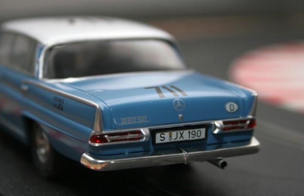 Im Slot: Revell hat mit dem MB 220 SE ein Siegerauto