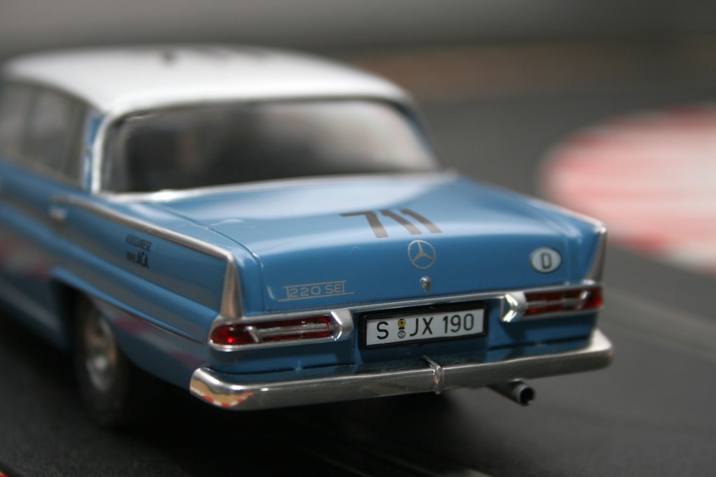 Im Slot: Revell hat mit dem MB 220 SE ein Siegerauto