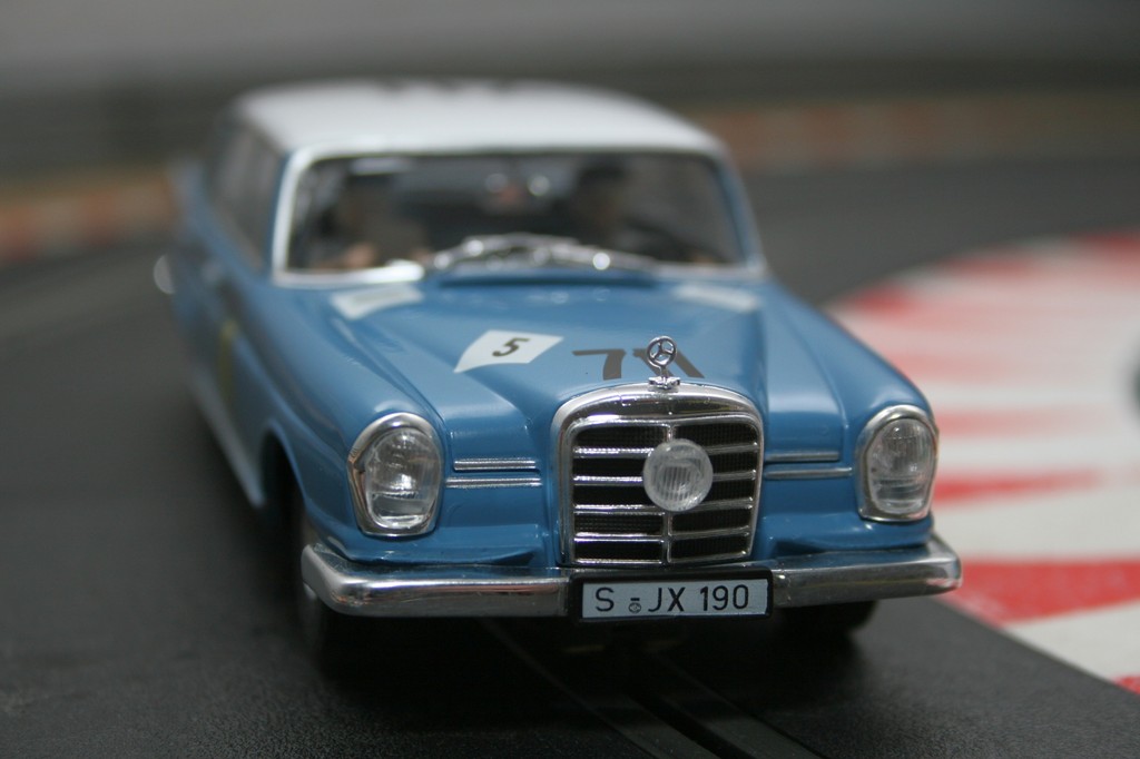 Im Slot: Revell hat mit dem MB 220 SE ein Siegerauto
