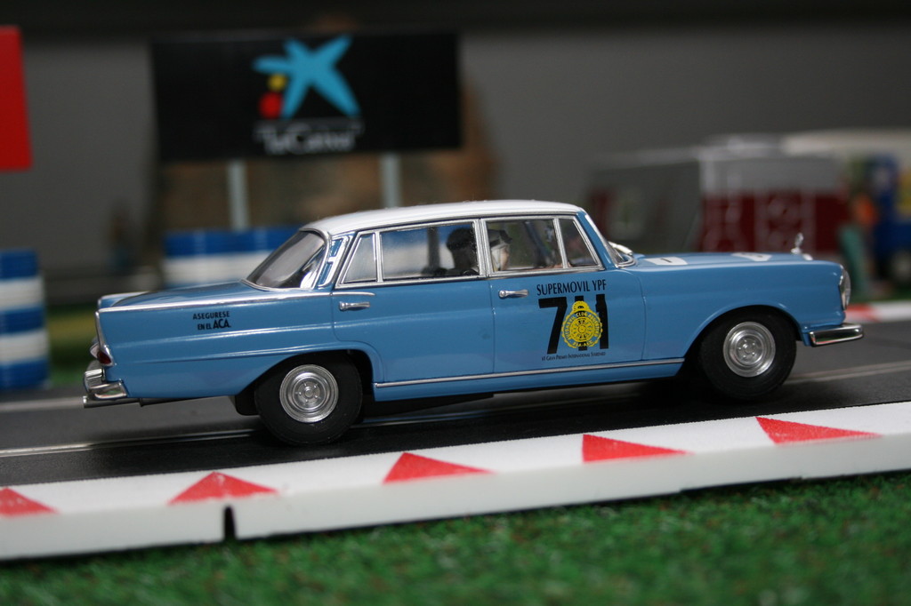 Im Slot: Revell hat mit dem MB 220 SE ein Siegerauto