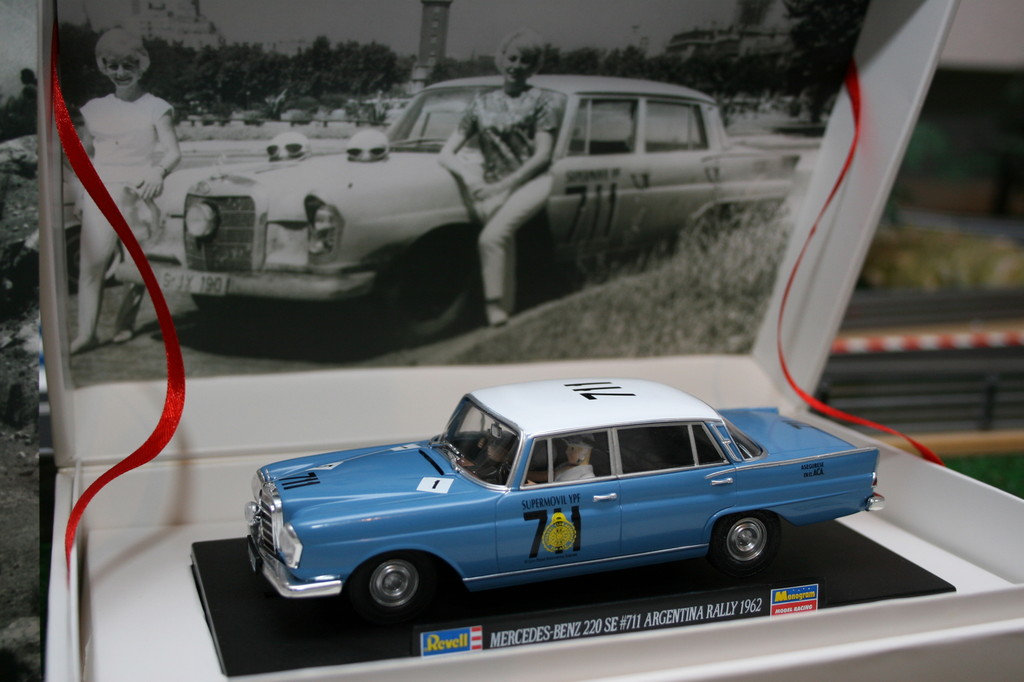 Im Slot: Revell hat mit dem MB 220 SE ein Siegerauto