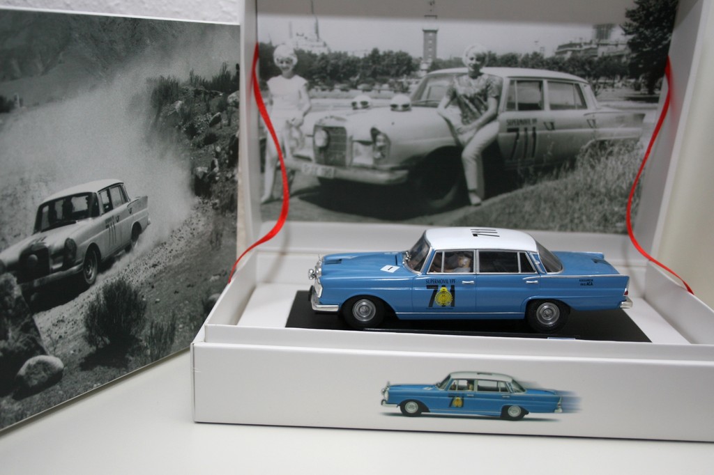 Im Slot: Revell hat mit dem MB 220 SE ein Siegerauto