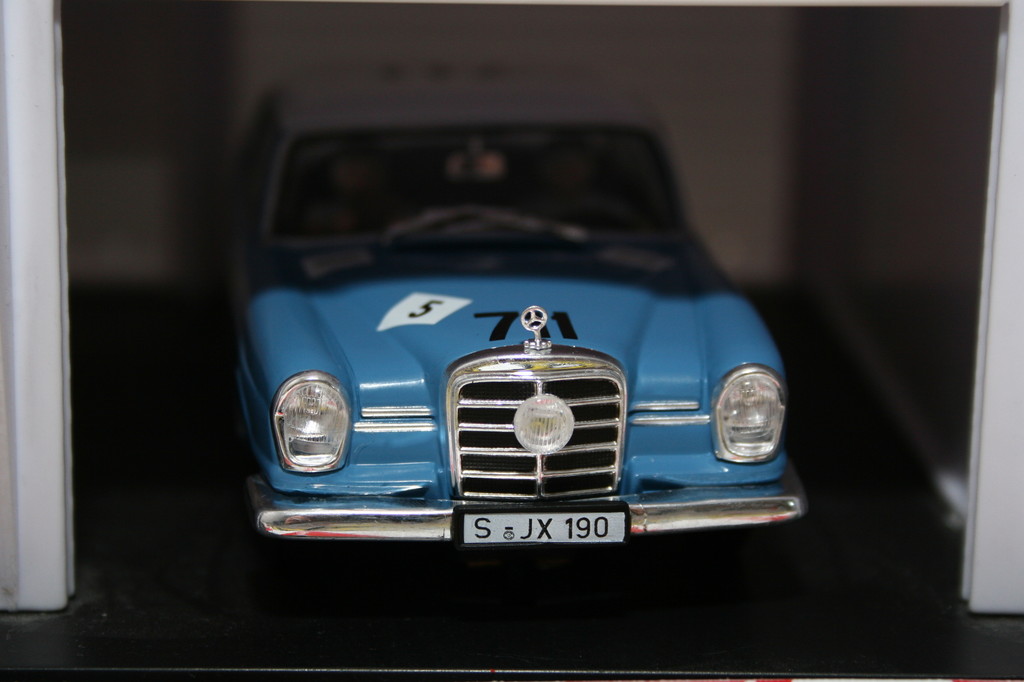 Im Slot: Revell hat mit dem MB 220 SE ein Siegerauto