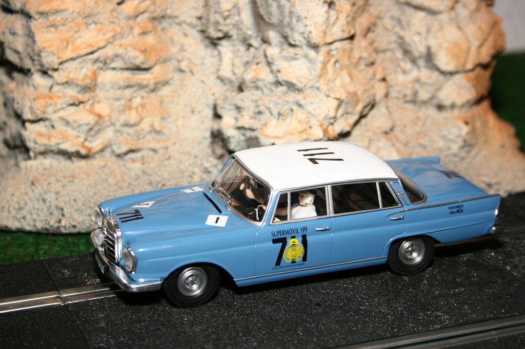 Im Slot: Revell hat mit dem MB 220 SE ein Siegerauto