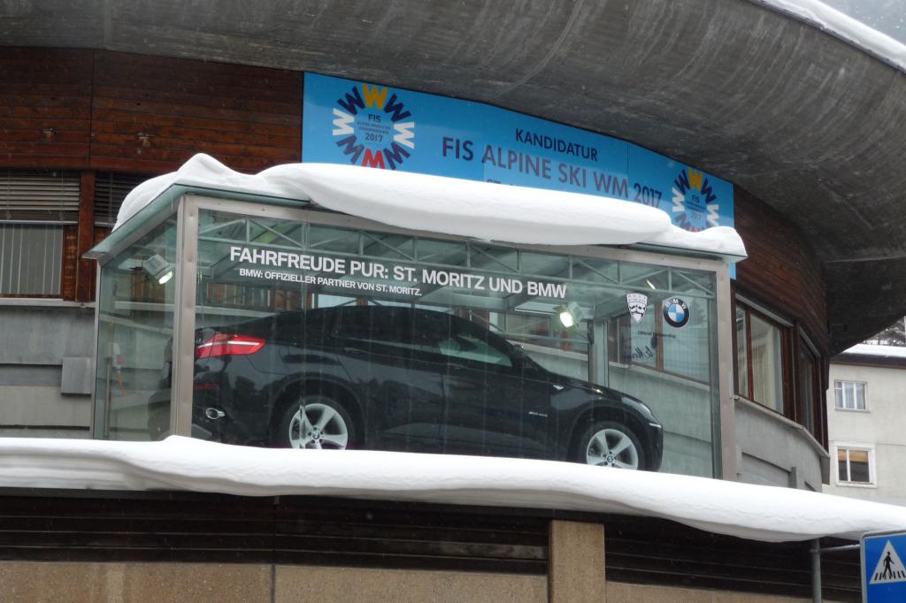 Im Zentrum von St. Moritz parkt ein X6 auf dem Parkhaus-Vordach