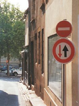 In Frankreich darf ich zwar nicht durch diese Straße fahren, aber ich habe dafür Vorrang vorm Gegenverkehr. Immerhin! Quelle: ADAC